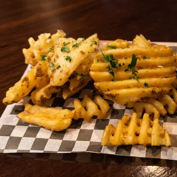 Waffle fries with garlic and parsley